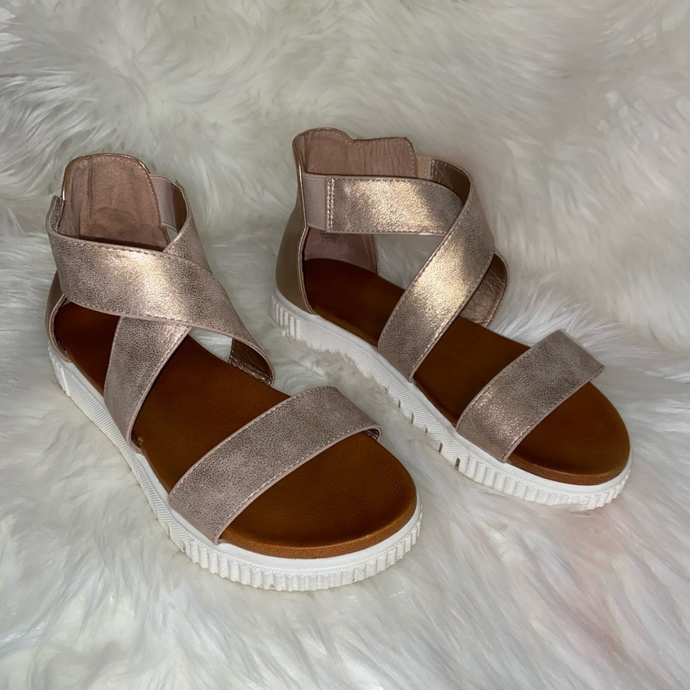 GIRL SANDALS  🩴 SIZE 5 ***PRE-OWNED**